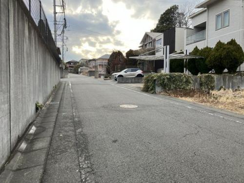 前面道路（北東側から）