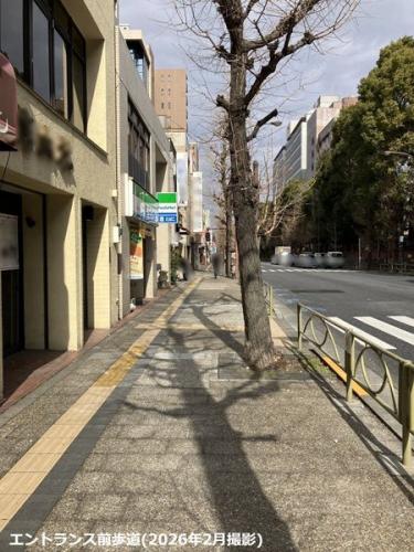 エントランス前歩道(2026年2月撮影)