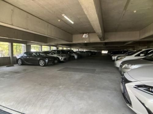 屋内駐車場（2026年2月撮影、2026年2月16日現在空無し）