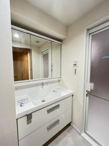 洗面台●収納スペースが多くあり、お化粧品やドライヤー類の備品を収納できます。