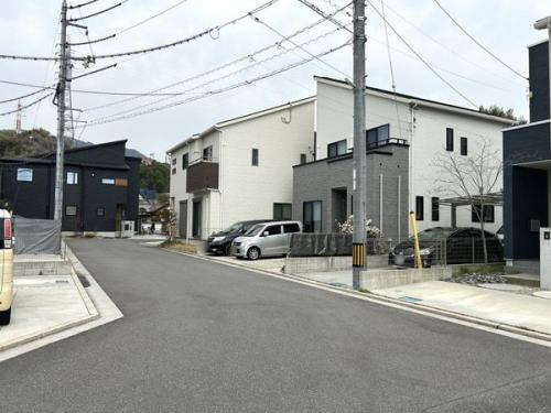【前面道路含む外観】前面道路（公道）幅員約6.0ｍです♪