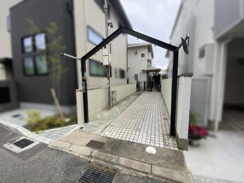 門扉に続く路地状通路