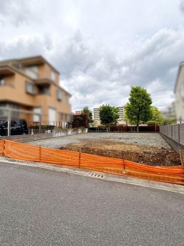 本物件（南西側道路上から撮影）