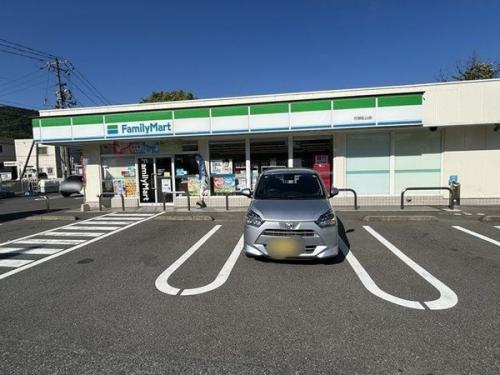 ファミリーマート 可部虹山店 約120m