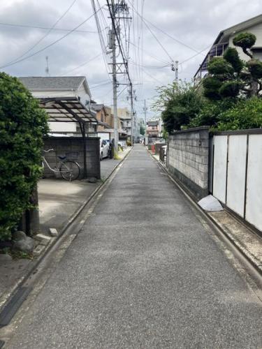 前面道路(西向きに撮影) 前面道路(西向きに撮影)