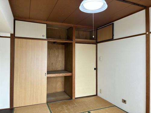 北側和室。和室にはそれぞれ、押入・天袋付き！※備品は価格に含まれません。
