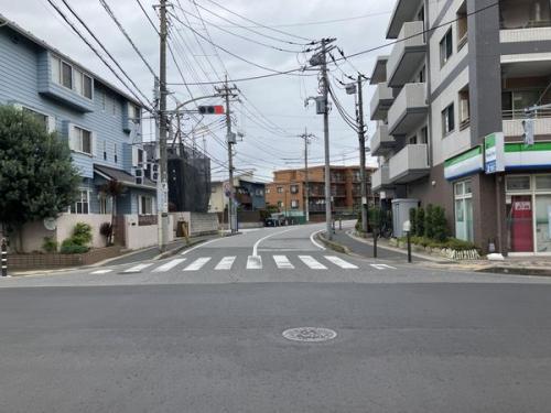 前面道路(北西側) 前面道路(北西側)