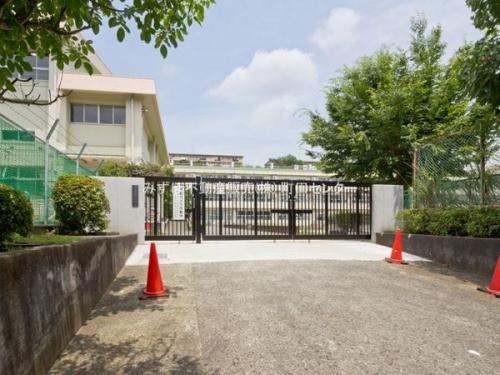 町田市立鶴川第三小学校 約210m