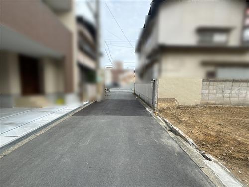 前面道路（西から東を撮影）