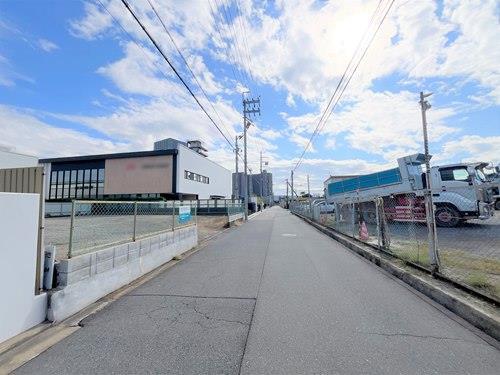 現地＋前面道路（北西側より撮影）