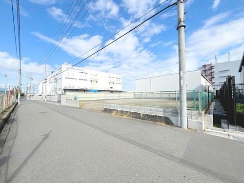 現地＋前面道路（南西側より撮影）