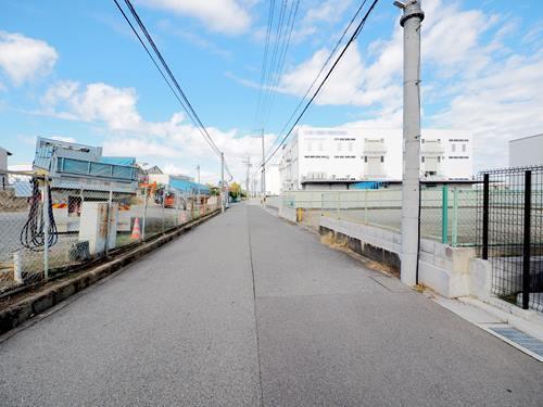 現地＋前面道路（南西側より撮影）