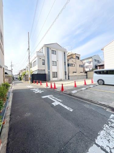 現地＋前面道路（南東側より）