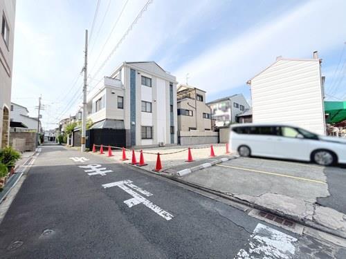 現地＋前面道路（南東側より）