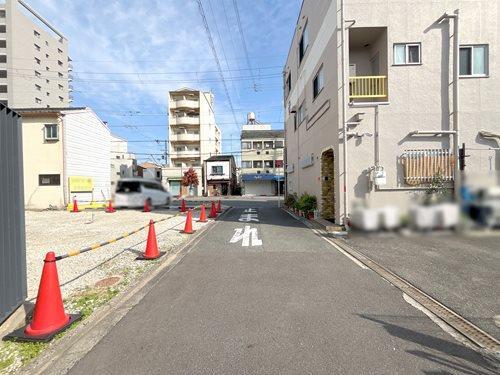 現地＋前面道路（南西側より）