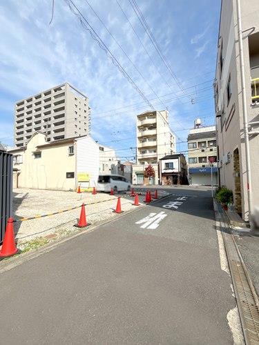 現地＋前面道路（南西側より）