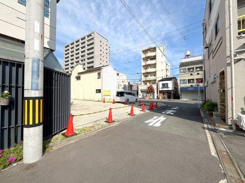 現地＋前面道路（南西側より）