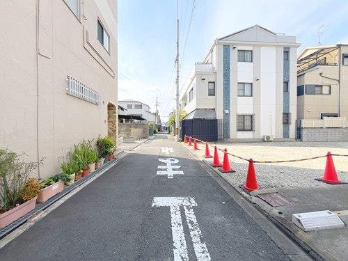 現地＋前面道路（南東側より）