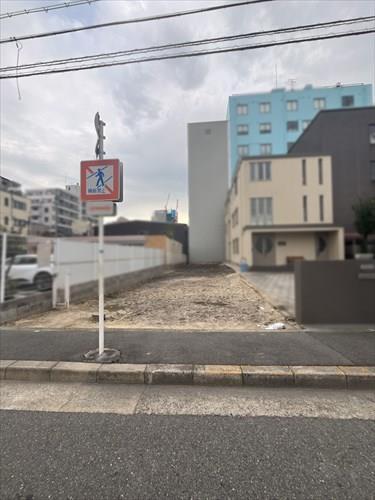 現地+前面道路(北東側より撮影) 現地+前面道路(北東側より撮影)