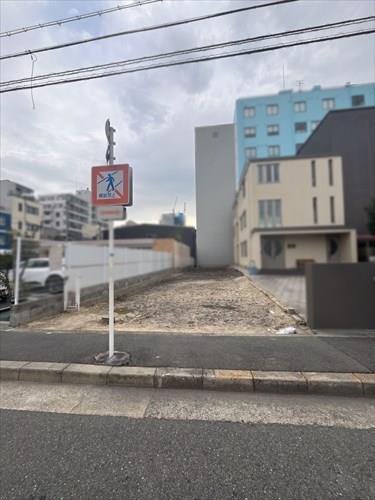 現地+前面道路(北東側より撮影) 現地+前面道路(北東側より撮影)