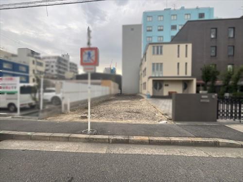 現地+前面道路(北東側より撮影) 現地+前面道路(北東側より撮影)
