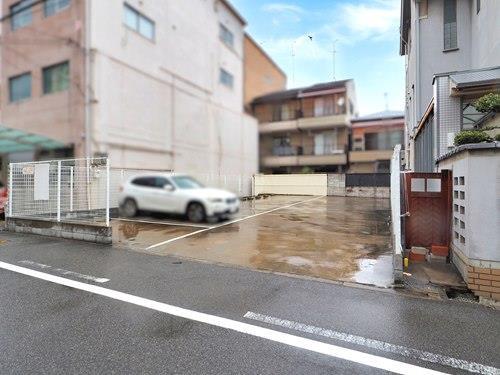 現地 西側駐車場（2026年3月撮影）