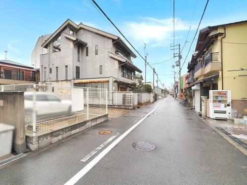 現地＋前面道路（西側から）