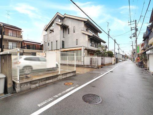 現地＋前面道路（西側から）