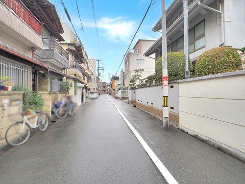 現地＋前面道路（東側から）