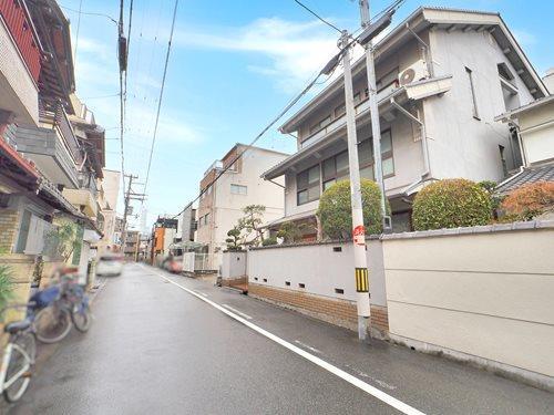 現地＋前面道路（東側から）