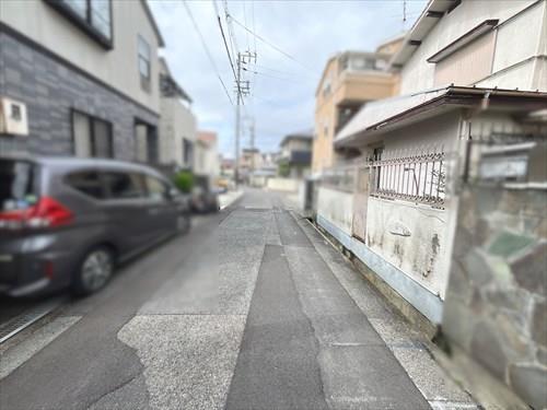 西側前面道路
