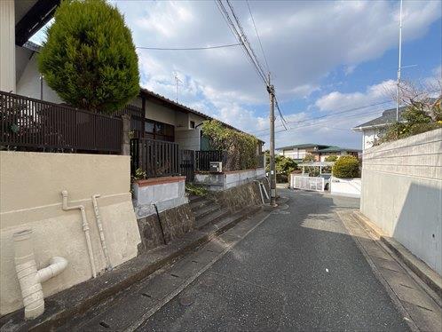 北東側前面道路　（南側から撮影）