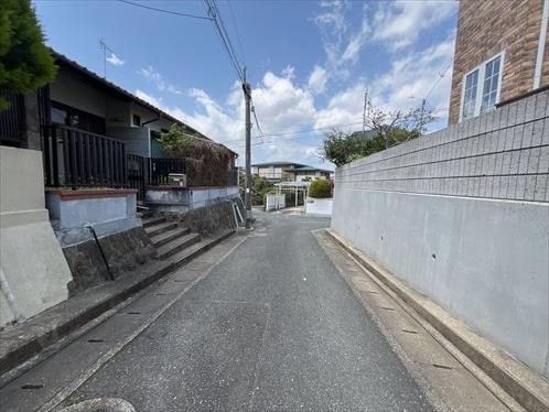 北東側前面道路　（南側から撮影）