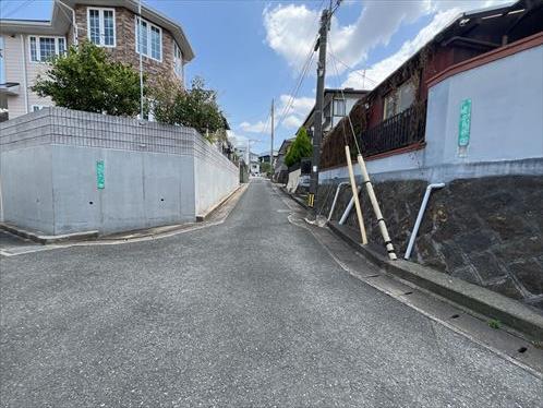 北東側前面道路　（北側から撮影）