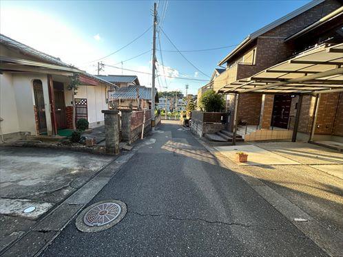 西側前面道路（東側から撮影）