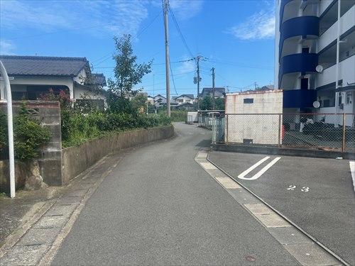 西側接面道路