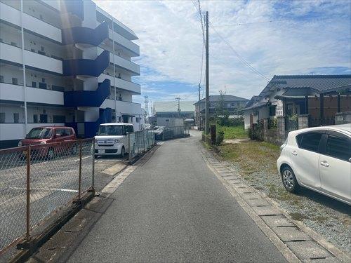 西側接面道路