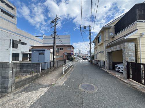 前面道路（南側から）（2025.7撮影）