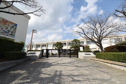 合川小学校まで1,300ｍ