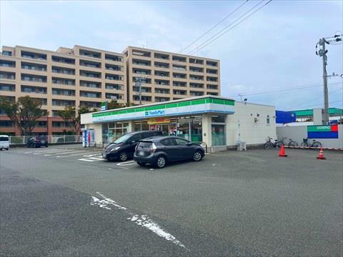 ファミリーマート姪浜二丁目店まで180ｍ