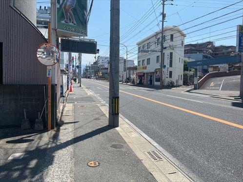 西側前面道路