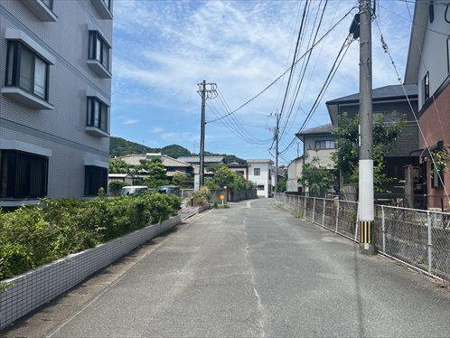 東側前面道路