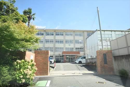 西高宮小学校まで830ｍ
