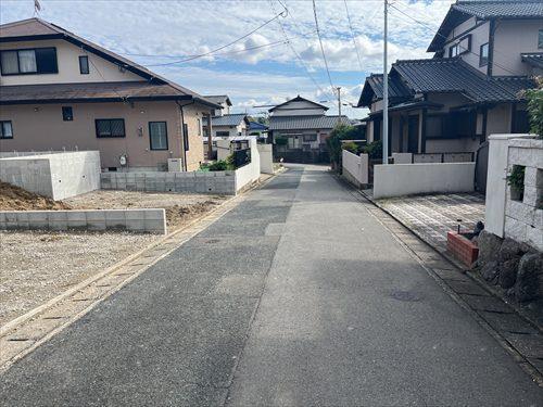 西側前面道路