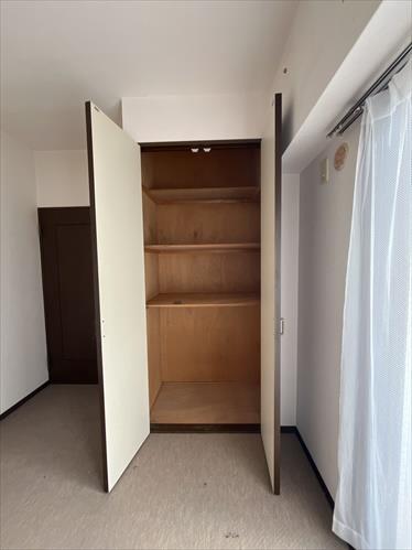 クローゼット（玄関側洋室）