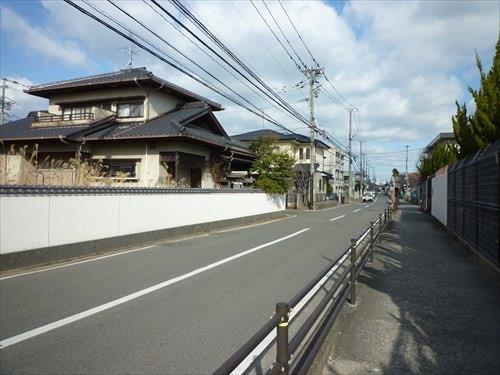 東側前面道路(南東側より撮影)