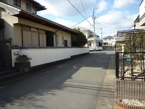 北側前面道路(東側より撮影)