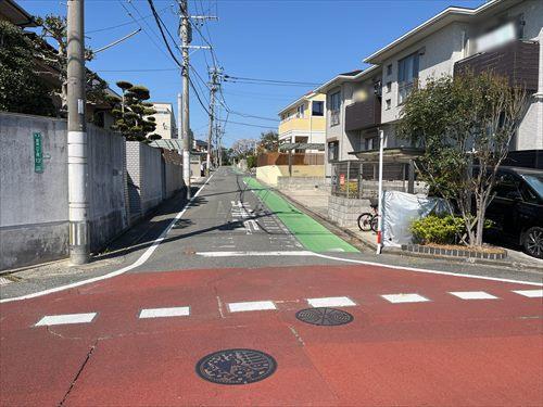 南側前面道路（東側より撮影）