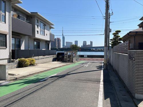 南側前面道路（西側より撮影）