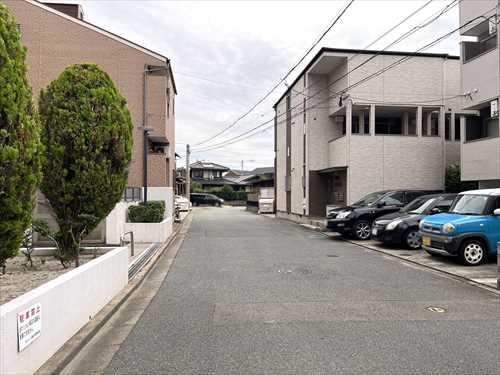 北西側前面道路（別角度）